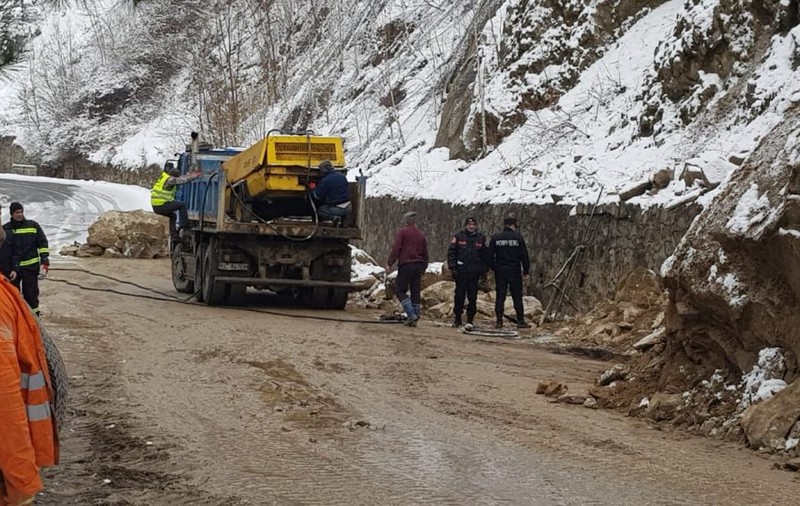 6 detonări și 100 de kilograme de explozibil folosit pentru a fărâmița stâncile căzute, însă DN 10 rămâne închis de cinci zile