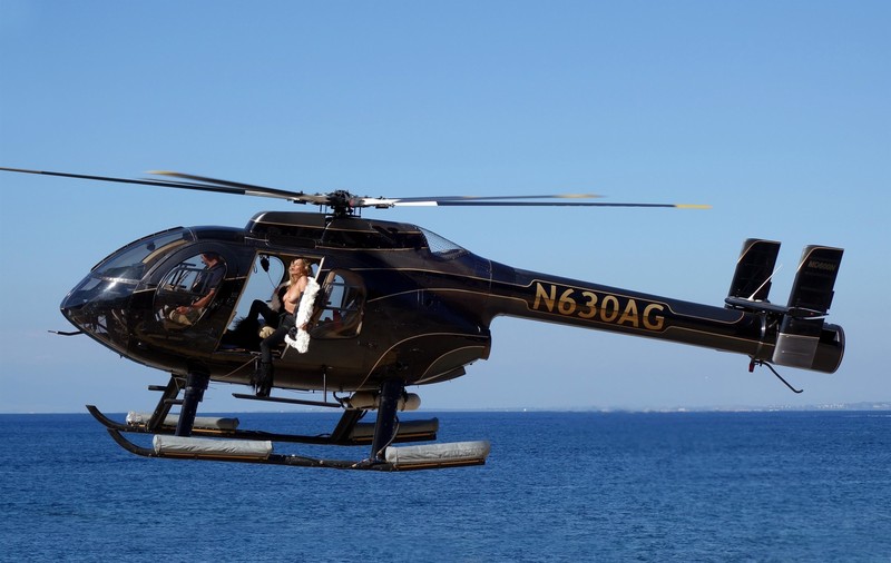 Kate Moss, ședință foto incendiară. A pozat topless, la bordul unui elicopter | Galerie foto