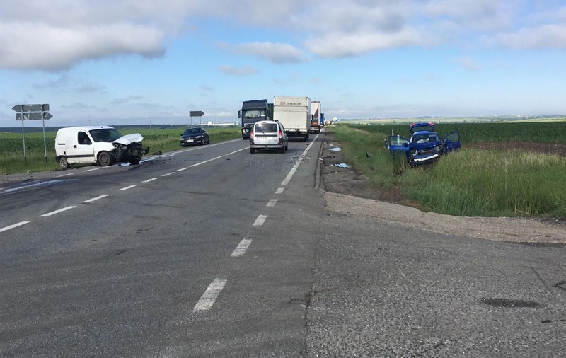 VIDEO|Scene șocante pe șosele. Patru persoane, transportate de urgență la spital din cauza unui șofer din Dolj
