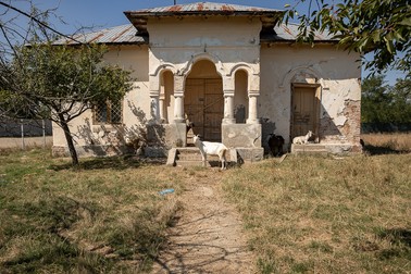 Dacă în curtea bisericii sătenii au pus porumb, caprele pasc pe lângă fostul dispensar din sat