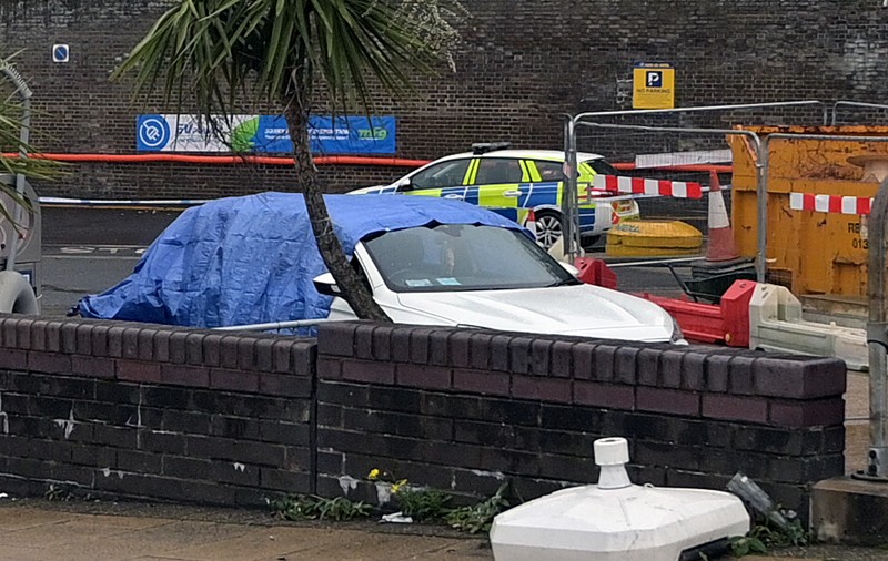 Centru de procesare a migranților din portul britanic Dover, atacat cu cocktailuri Molotov. Bărbatul care le-a aruncat s-a sinucis apoi