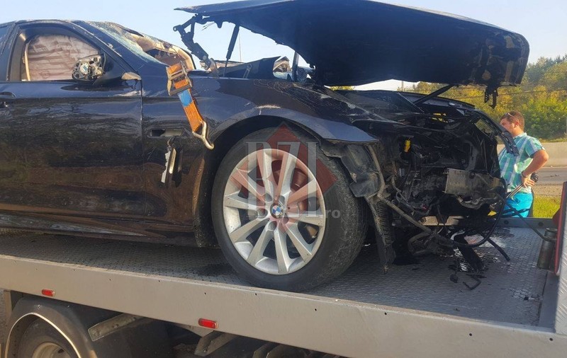 VIDEO/ A zburat cu BMW-ul peste parapeți și a intrat într-o autoutilitară. Doi bărbaţi au murit și un adolescent e în spital