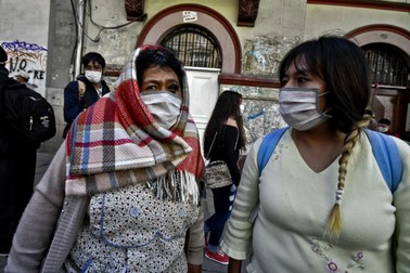 Doi femei din La Paz poartă măști pe stradă în condițiile în care în țară numărul cazurilor de infectări a reînceput să crească. FOTO: Christian Lombardi/ZUMA Wire/dpa/HEPTA