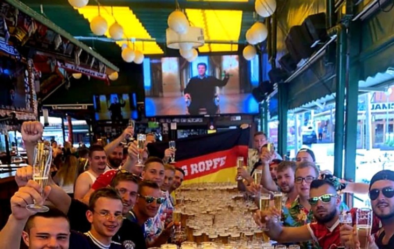 Jucătorii unei echipe de fotbal din Germania au comandat 600 de beri la micul dejun