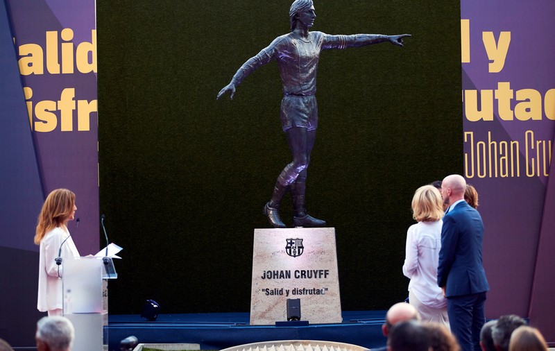Johan Cruyff are statuie în fața stadionului Camp Nou