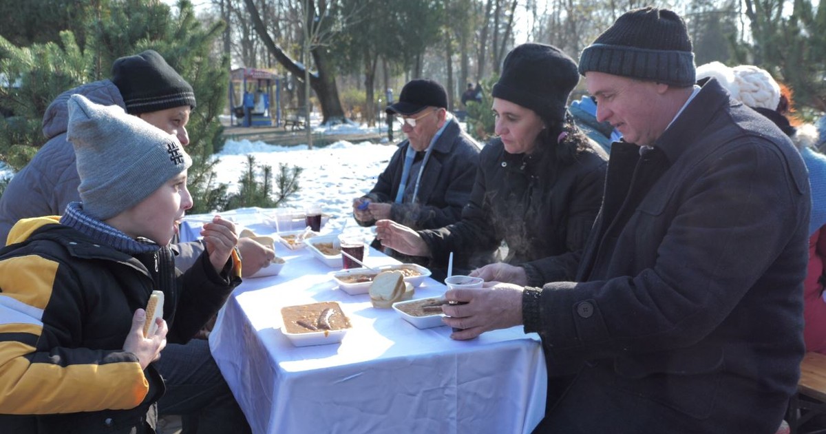 Bucureştenii au sărbătorit în parc Ziua Naţională cu fasole cu cârnaţi şi vin fiert. Românii au sărbătorit, cu mic, cu mare, Ziua Naţională. În Bucureşti, în Parcul Bazilescu din sectorul 1, sute de oameni s-au adunat, imediat după ce parada militară de la Arcul de Triumf s-a încheiat