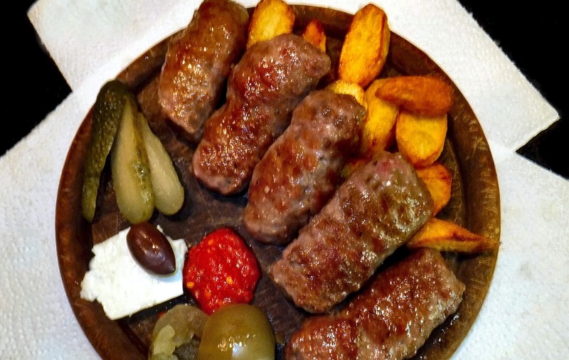 Ce cantitate de sare se găsește în carnea de mici. Variază, de la un producător la altul