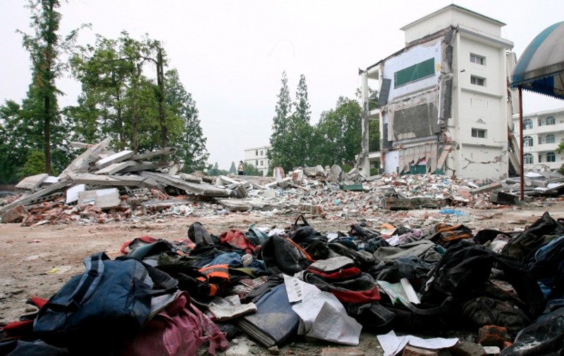 Un mort şi 328 de răniţi într-un cutremur în China