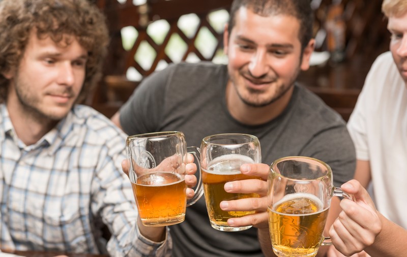 Vinul și berea cu până la 5% alcool ar putea fi permise pe stadioane la toate evenimentele sportive
