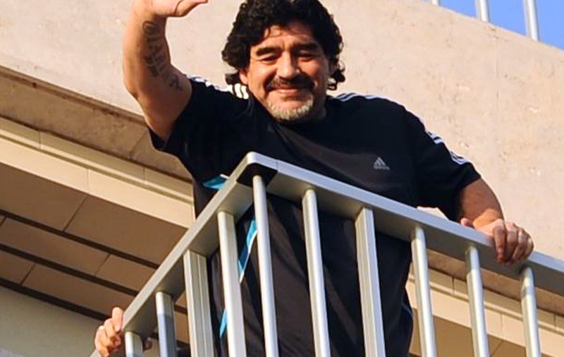 Show cu Diego la Napoli: s-a întors ”Dumezeu” în oraş