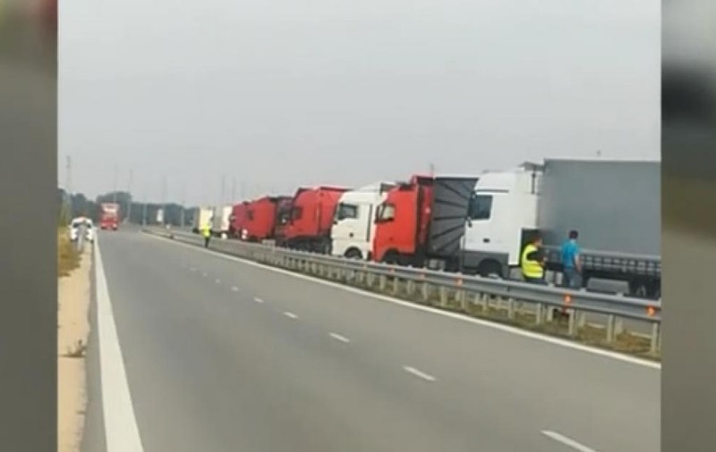 Vama Vidin a fost blocată, sâmbătă, după ce mai mulți camionagii bulgari au oprit accesul pe pod