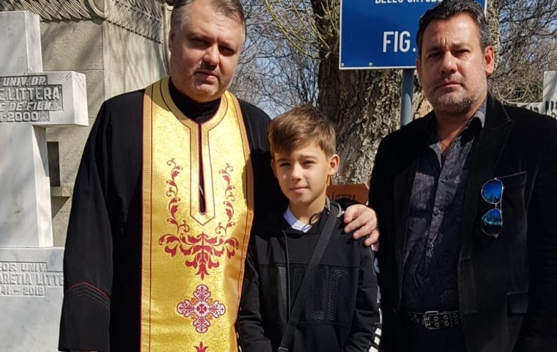 Dorul de tată mai puternic decât frica de Coronavirus. Ionuț Dolănescu i-a făcut azi, la ”Bellu”, slujbă de pomenire părintelui său