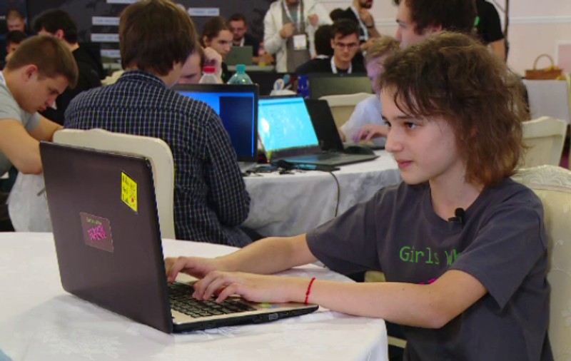 Hackerița pe jumătate româncă ce face furori în SUA la 12 ani: ”Sistemul de vot românesc este mult mai bun decât cel american”