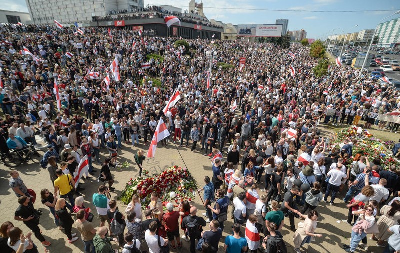 Noi proteste în Belarus: altar pentru primul om ucis în timpul manifestațiilor. Lukaşenko, discuție cu Putin