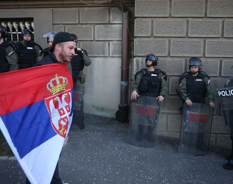 FOTO | Proteste de amploare în Serbia. Manifestanții au încercat să pătrundă în reședința președintelui Aleksandar Vucic