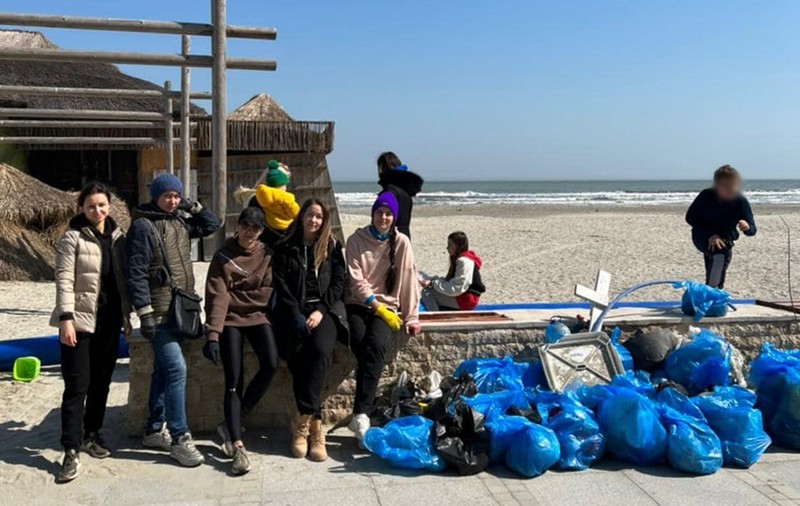 Un grup de refugiați ucraineni a curățat o plajă din Mamaia din proprie inițiativă