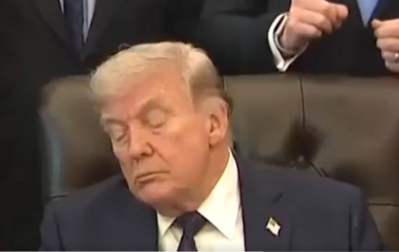 Donald Trump ațipește din nou, în timpul unui eveniment la Casa Albă: „A adormit la volan”