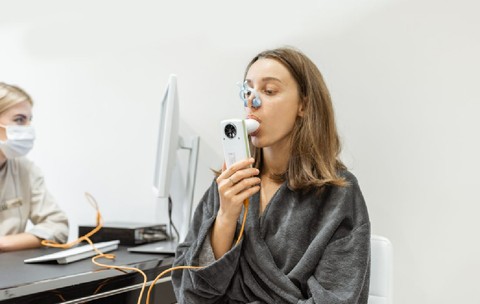 Testul care îți spune ce vârstă au plămânii tăi. Dr. Magda Ciobanu explică de ce spirometria este „electrocardiograma” sistemului respirator