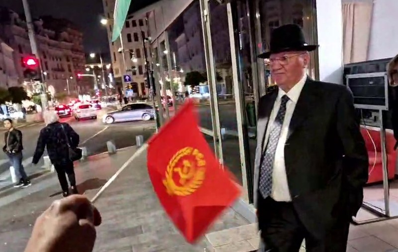 Altercație în stradă între Mitică Dragomir și protestatarul Marian Ceaușescu. Cei doi se acuză reciproc de lovire | VIDEO