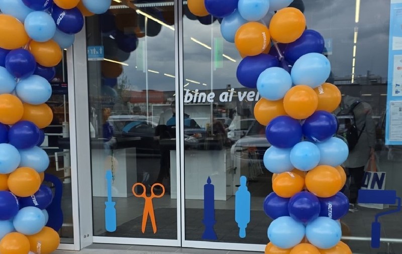 Deschiderea unui magazin de tip discount Action, cu arcada cu baloane albastre, bleu si portocalii la intrare. Foto: Facebook