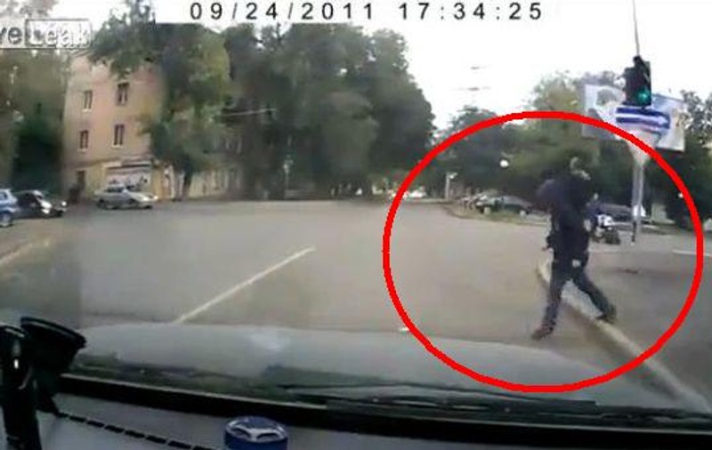 Demenţă totală! Uite cum se aruncă ruşii în faţa maşinilor să facă rost de BANI! | VIDEO INCREDIBIL