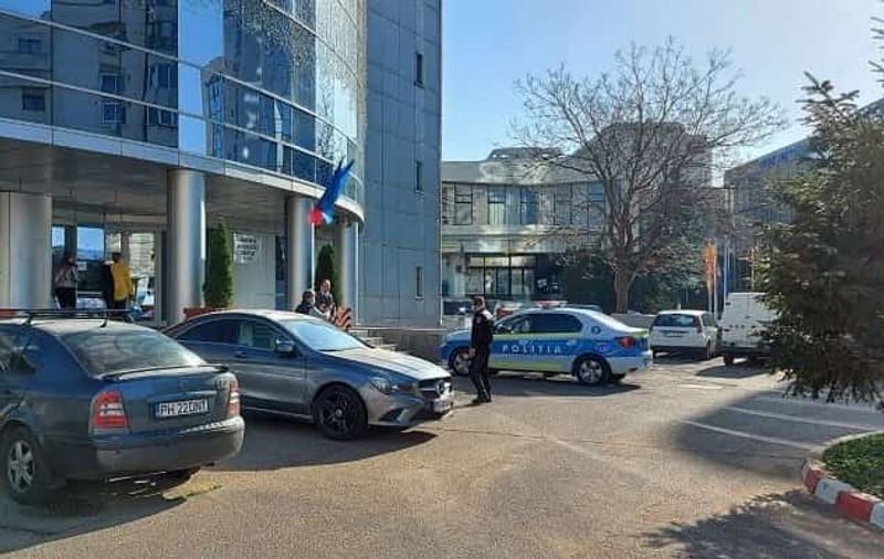 Un bărbat a aruncat cu benzină în sediul Primăriei Ploiești și a amenințat că își dă foc și incendiază clădirea