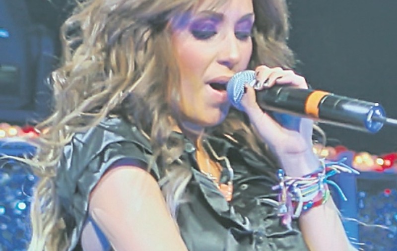 Eşti fan Anahi?