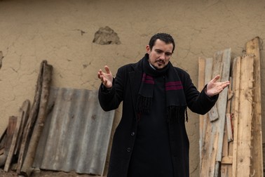 Părintele Alexandru îi sprijină în continuare pe Ionuț și familia lui