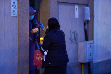 Voluntari împart Lumina Sfântă pe străzile din București FOTO: Raed Krishan