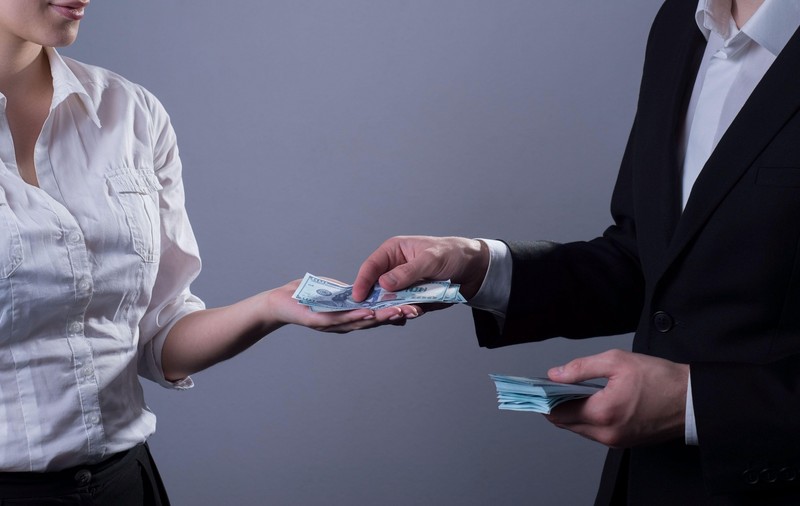Româncă iertată de neamțul pe care l-a păcălit cu aproape 100.000 de euro. Ce povești spunea tânăra