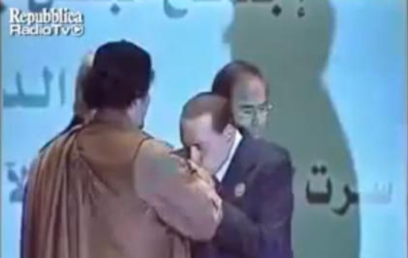 Video | Berlusconi îi pupă mâna lui Gaddafi, unul dintre cele mai şocante momente din cariera fostului premier