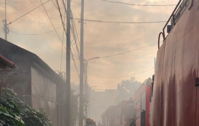 Incendiu în Capitală, în Sectorul 4. Două case, cuprinse de flăcări / FOTO