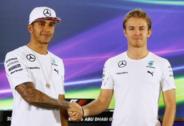 Colegi de echipă, Lewis Hamilton (stânga) şi Nico Rosberg se luptă pentru titlul mondial FOTO: EPA