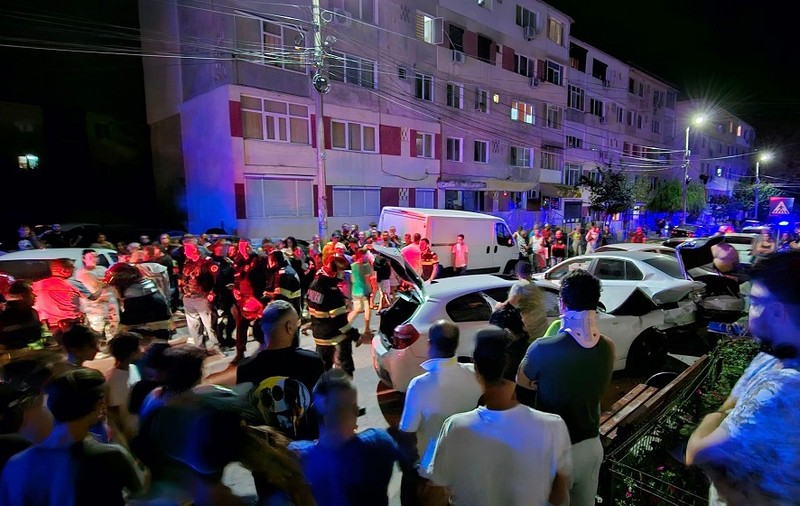 Un șofer beat a scos zeci de oameni din case la Cernavodă, după ce a intrat într-un șir de mașini parcate