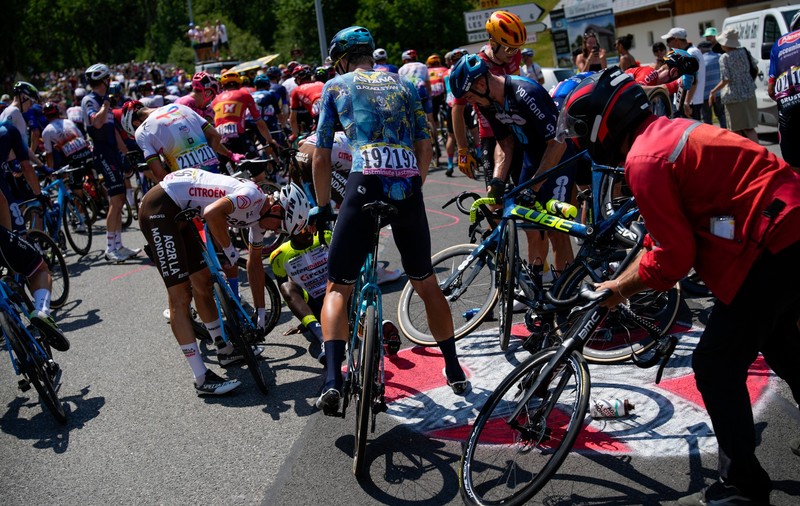 Un fan care a vrut să facă un selfie a provocat un accident colectiv la Turul Franței. 20 de cicliști, puși la pământ