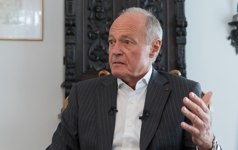 Fostul premier maghiar Péter Medgyessy a căzut pe gheață, în grădină, și și-a rupt glezna. Politicianul veteran cu părinți din Cluj-Napoca vorbește perfect românește