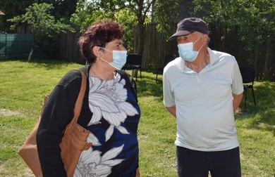 Nea Costică, dreapta, nu s-a lăsat convins de soție să se vaccineze