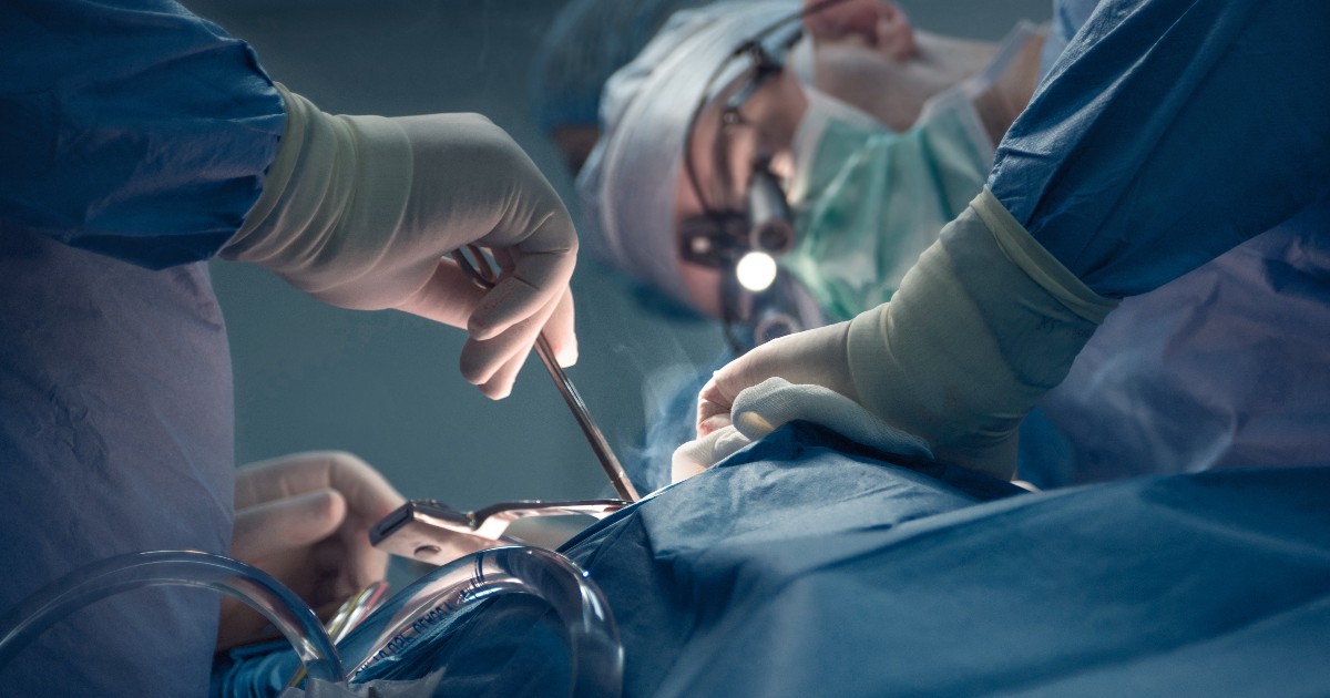 În imagine sunt ilustrați mai mulți doctori aflați în timpul unei operații