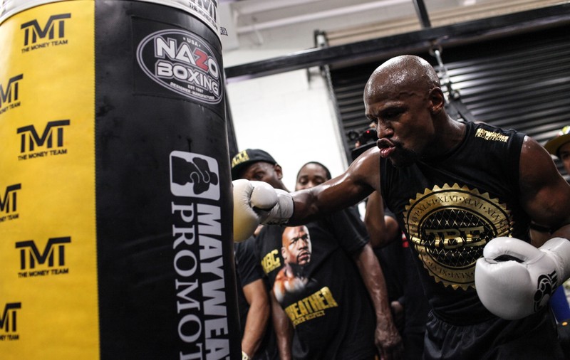 Floyd Mayweather se teme de loviturile neregulamentare ale lui Conor McGregor