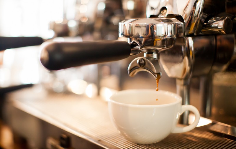 De ce s-a scumpit brusc cafeaua la pahar sau ceașcă. O intervenție a statului le dă bătăi de cap patronilor de cafenele