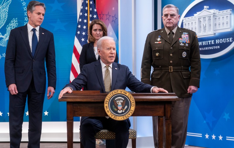 Joe Biden anunță, în urma unei discuții cu Zelenski, un pachet de 800 de milioane de dolari pentru Ucraina, constând în armament greu