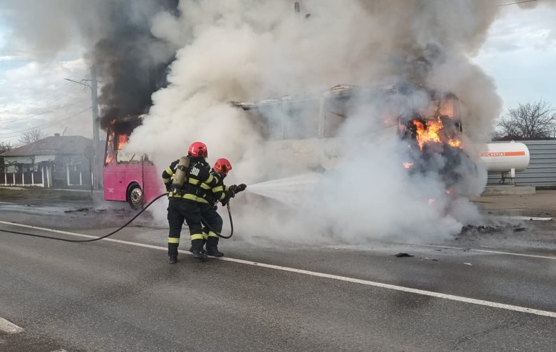 Un autocar plin cu copii a luat foc în județul Neamț, în dreptul unei stații GPL