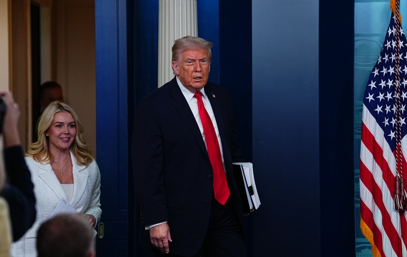 O asistentă medicală a fost concediată după ce i-a urat secretarei de presă a lui Trump complicații grave la naștere