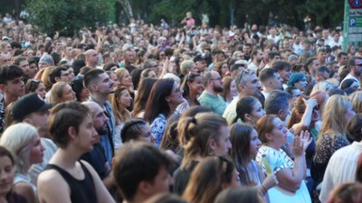 oameni ieșiți în sttradă la Timișoara