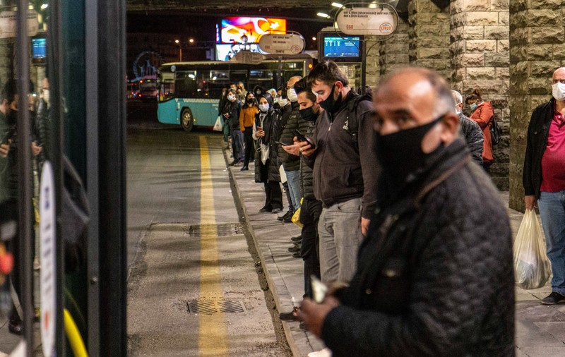 VIDEO | Recunoașterea facială, folosită într-o stație de autobuz din Turcia pentru a-i îndemna pe călători să poarte masca