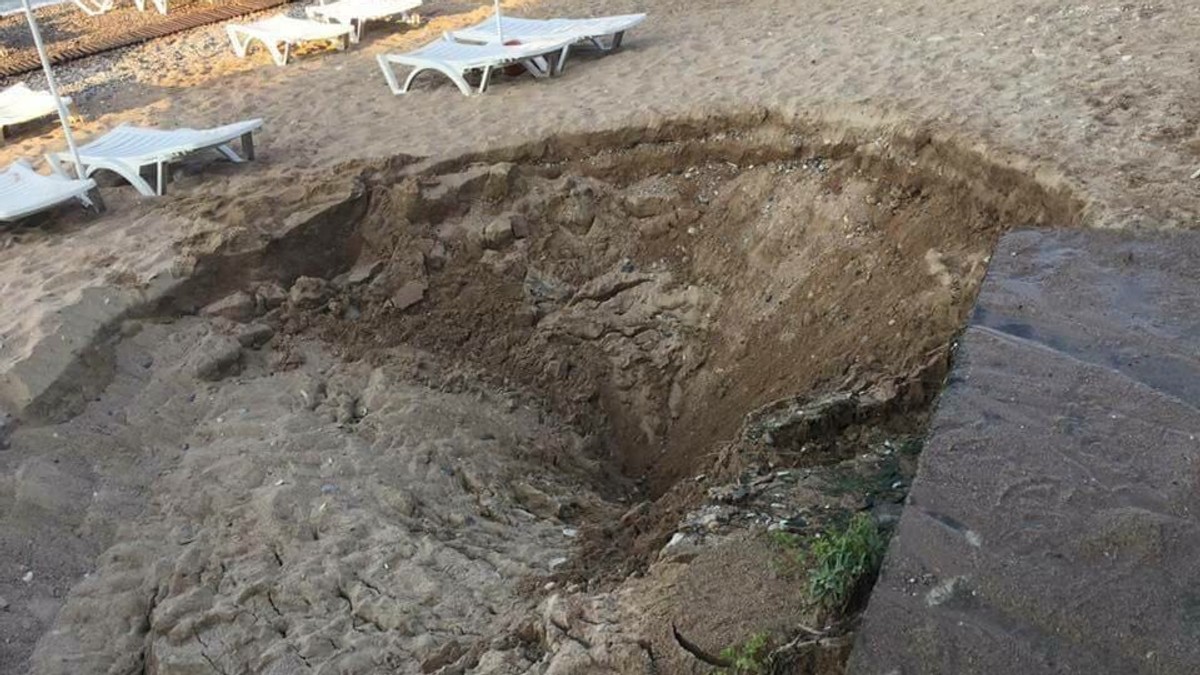 Plajele din Bodrum au fost înghițite de pământul care s-a desfăcut. Ce a rămas în urma cutremurului care a lovit două țări, Turcia și Grecia