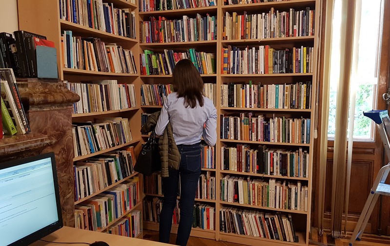 VIDEO/ Dispar bibliotecile din România. S-au închis 279 de săli de lectură într-un an