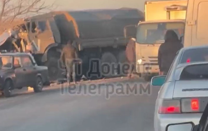 Un camion militar și un microbuz s-au ciocnit pe o șosea din Donețk. 16 persoane au murit