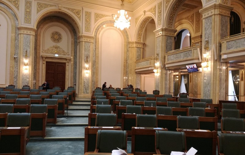 Negocierile pentru moţiunea de cenzură încurcă activitatea în Parlament. Senatul şi-a suspendat şedinţa de plen, din lipsă de cvorum