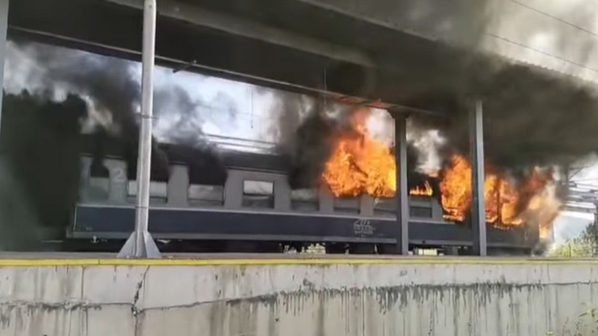 Vagonul unui tren cuprins de flăcări